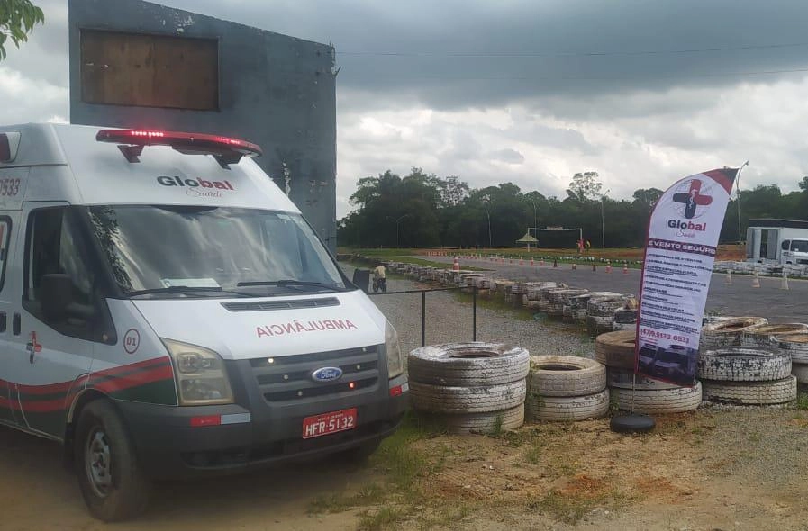 Ambulância Global Saúde com banner Evento Seguro posicionada em evento em Mafra SC