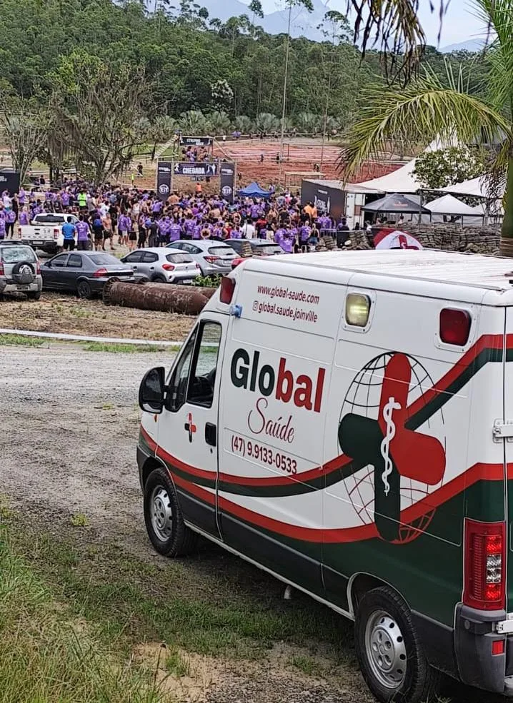 Ambulância Global Saúde em cobertura de corrida de obstáculos em SC