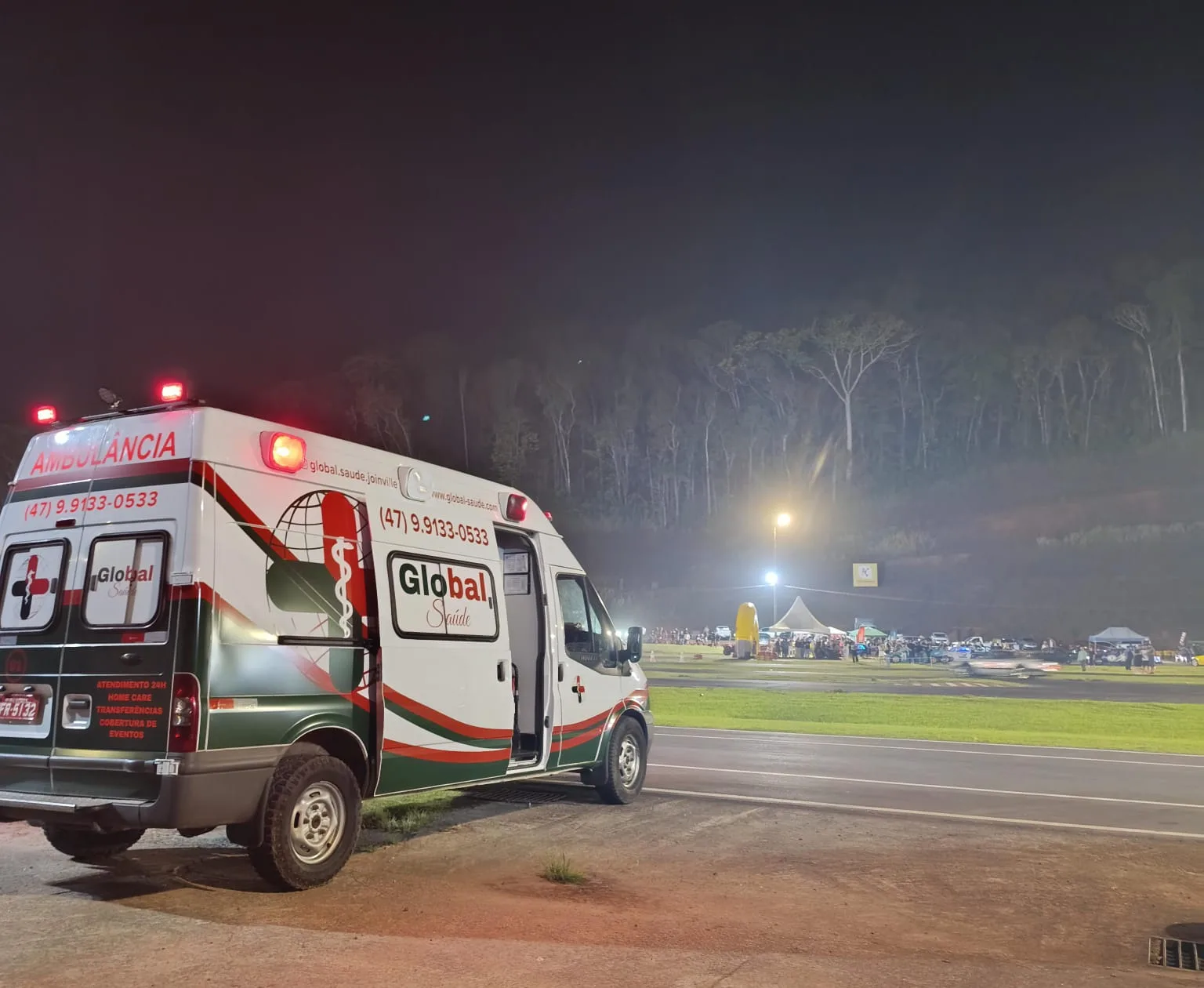 Ambulância Global Saúde cobrindo evento noturno em Santa Catarina