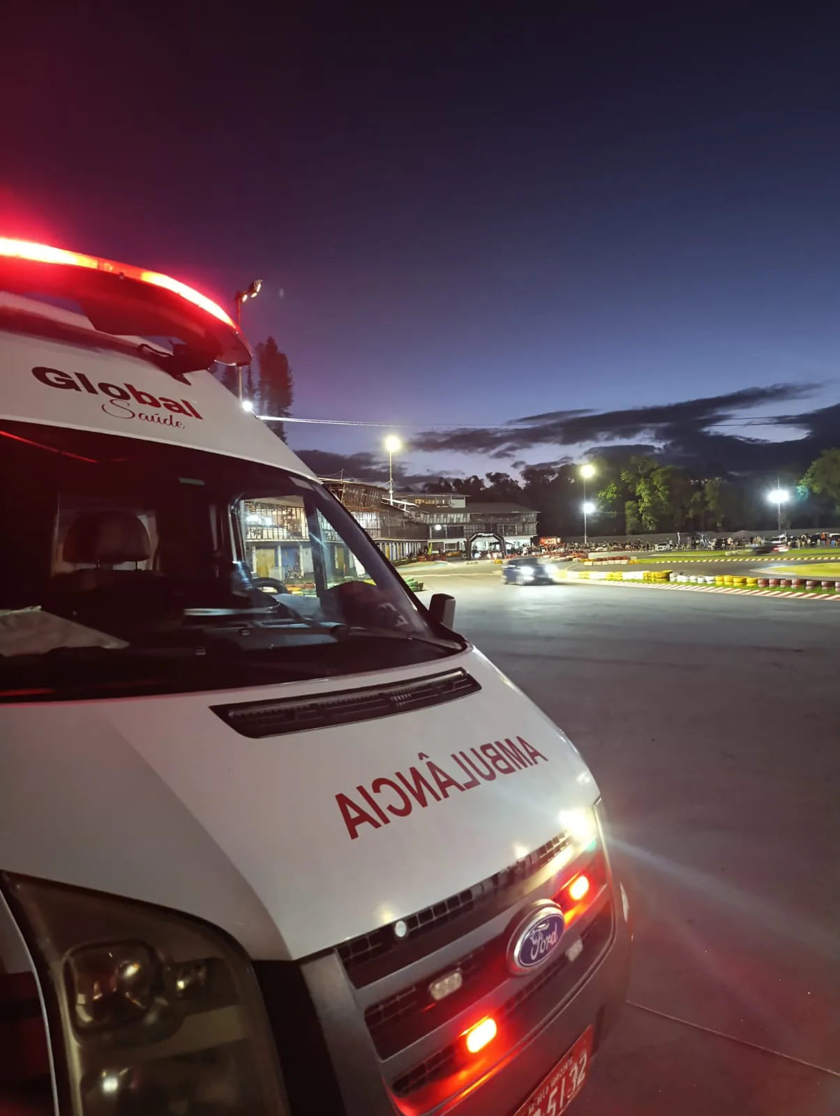 Ambulância Global Saúde posicionada em kartódromo noturno em Santa Catarina