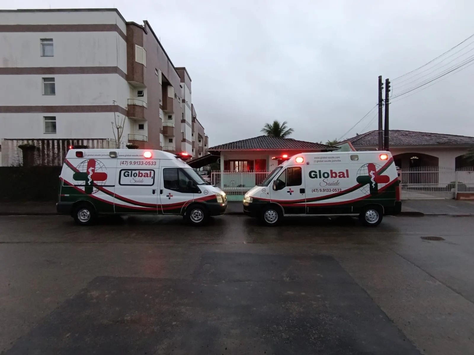 Duas ambulâncias da Global Saúde lado a lado em Joinville SC preparadas para remoção inter-hospitalar