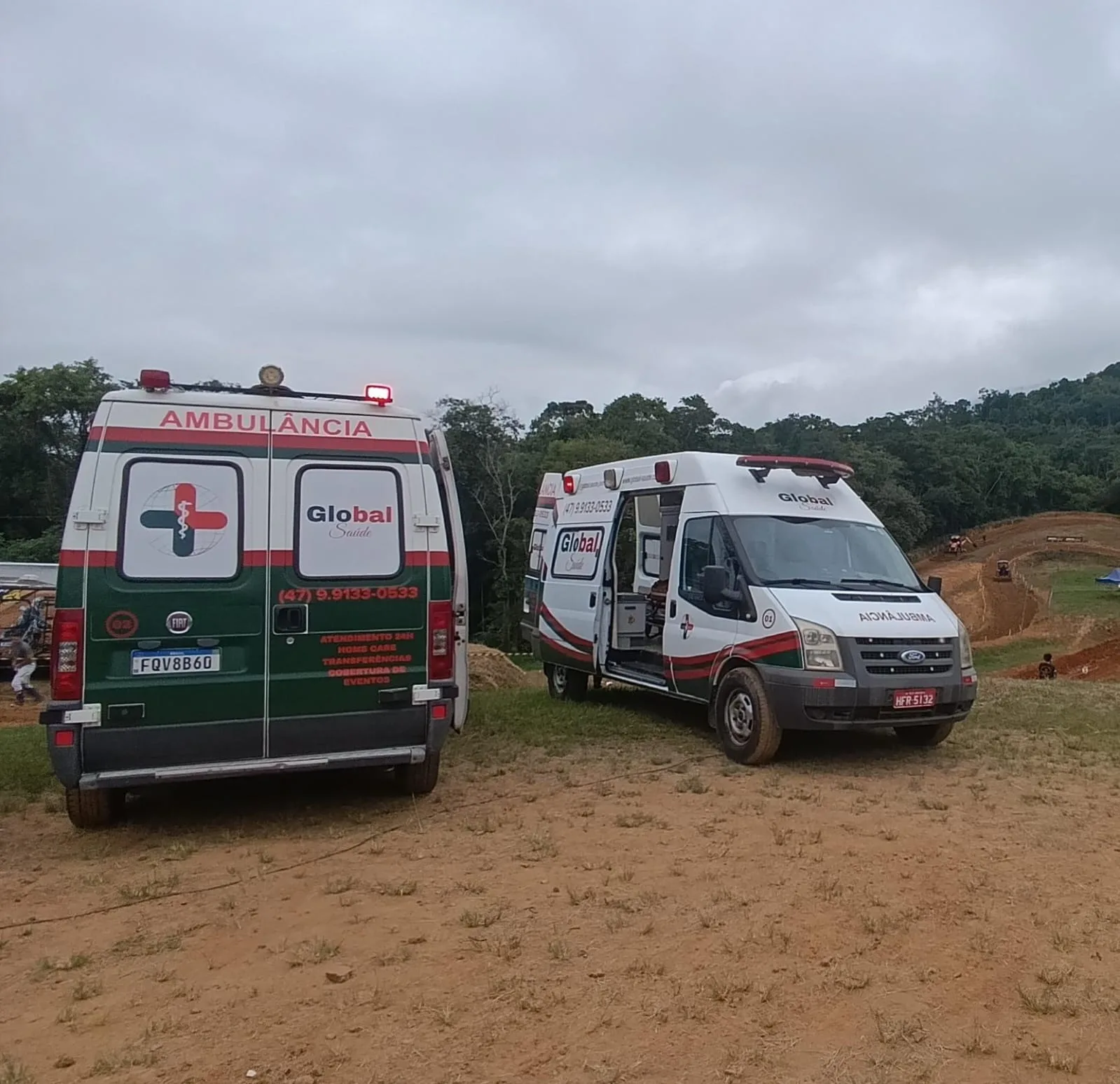 Duas ambulâncias Global Saúde em evento de velocross e motocross SC