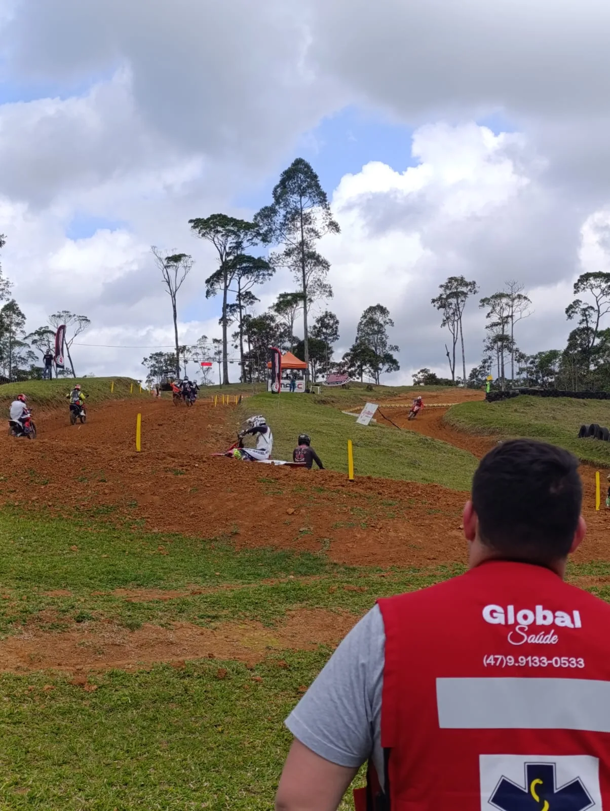 Brigadista da Global Saúde com colete identificado monitorando prova de motocross em Santa Catarina