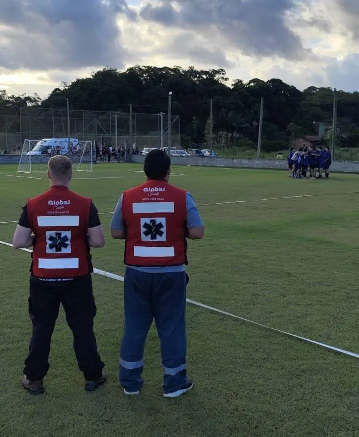 Brigadistas certificados Global Saúde monitorando partida de futebol em SC