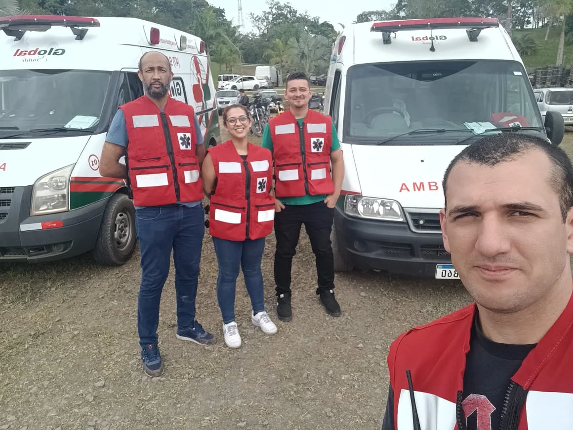 Equipe de brigadistas particulares e técnicos da Global Saúde com ambulâncias posicionadas em evento esportivo em Santa Catarina