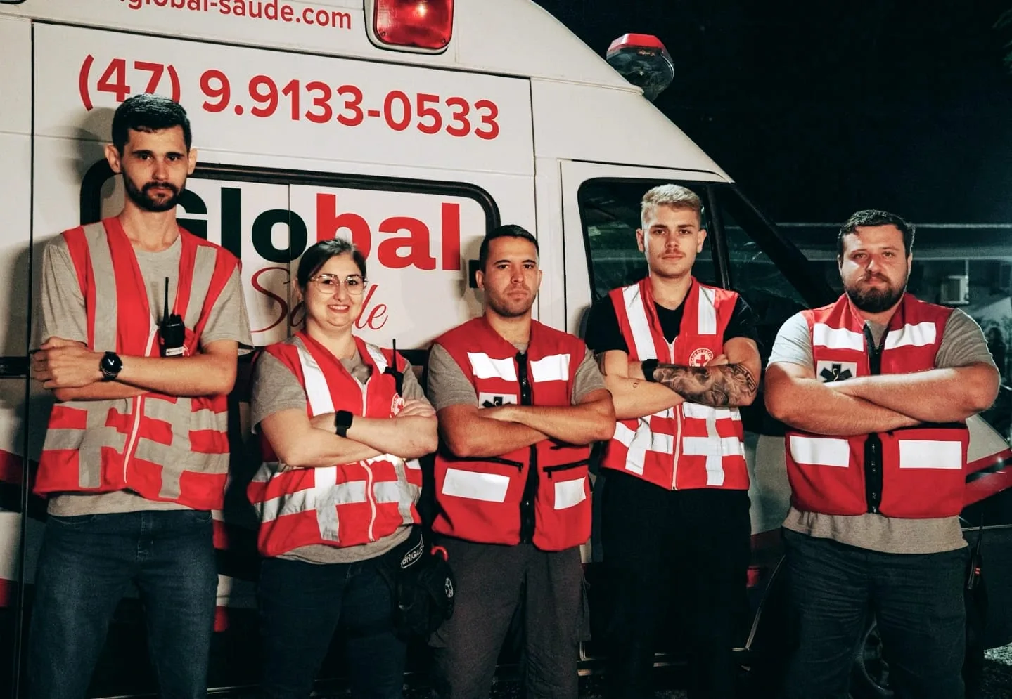 Equipe de brigadistas particulares credenciados da Global Saúde uniformizados em frente à ambulância em Joinville SC