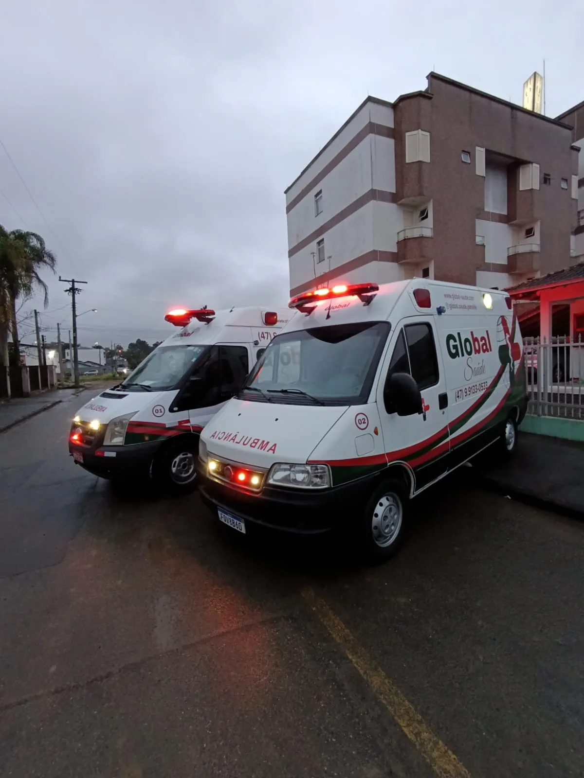Frota de ambulâncias da Global Saúde com sirenes ativas prontas para remoção inter-hospitalar em Joinville SC