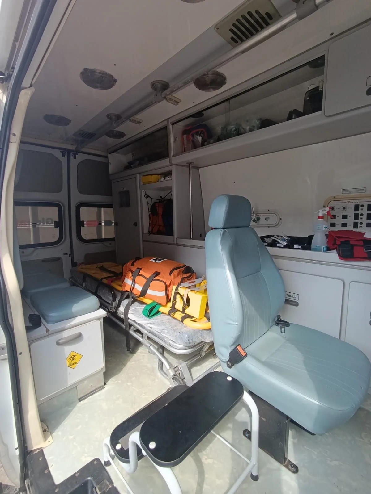 Interior da ambulância Global Saúde com maca, equipamentos e materiais para remoção inter-hospitalar